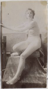 Studio di un modello femminile nudo, seduto su un podio e visto di fronte, nello studio di Jacques de Lalaing, studio preliminare per il monumento funebre di Fernand Scribe nel cimitero di Gand da Jacques Lalaing (attributed to)