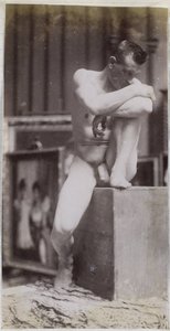 Studio di un modello maschile nudo seduto nell