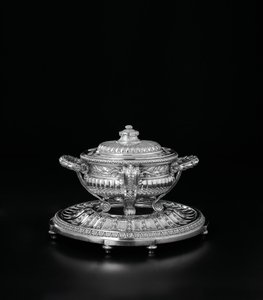 Zuppiera di Luigi XV, coperchio e supporto dal servizio Orloff, 1770 da Jacques Nicolas Roettiers