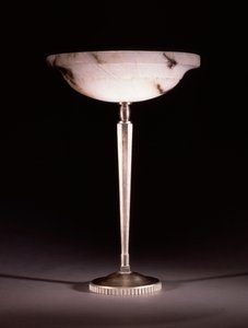 Una lampada da tavolo in bronzo argentato disegnata da Jacques-Emile Ruhlmann, c.1913