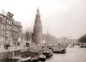 Chiatte sul canale davanti alla Montelbaanstoren, Amsterdam