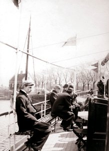 Passeggeri in barca, Broek, Paesi Bassi, 1898 da James Batkin