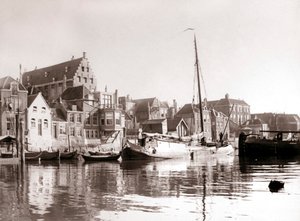 Barche sul canale, Dordrecht, Paesi Bassi, 1898 da James Batkin