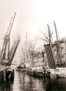 Ponte del canale e barche, Dordrecht, Paesi Bassi, 1898 da James Batkin