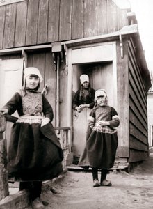 Ragazze in abiti tradizionali, Isola di Marken, Paesi Bassi, 1898