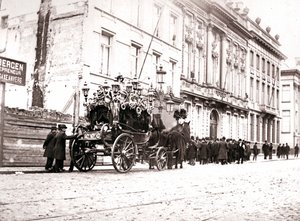 Carro funebre trainato da cavalli, Anversa, 1898 da James Batkin