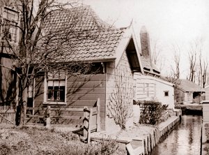 Casa su una riva del canale, Broek, Paesi Bassi, 1898 da James Batkin