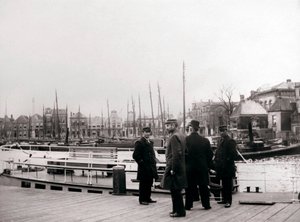 Uomini vicino a una barca sul canale, Rotterdam, 1898