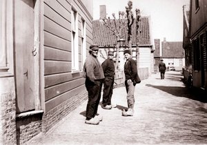 Uomini in costume tradizionale, Broek, Paesi Bassi, 1898