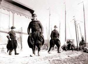 Uomini in abiti tradizionali, Isola di Marken, Paesi Bassi, 1898