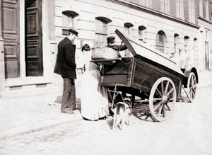 Persone e carrozza per cani, Anversa, 1898 da James Batkin
