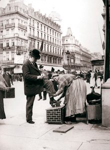 Donna che lucida scarpe, Bruxelles, 1898 da James Batkin