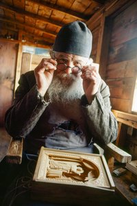 Un maestro intagliatore e prete ortodosso posa con il suo lavoro. Monte Athos, Grecia.