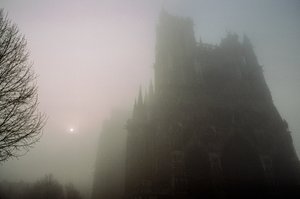 Veduta nella nebbia mattutina di Notre-Dame ad Amiens. CATTEDRALE DI NOTRE-DAME, AMIENS,... da James L Stanfield