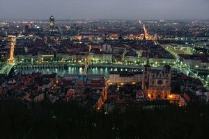 Veduta di Lione tra il Pont de la Feuillite e il Pont Bonaparte al crepuscolo... da James L Stanfield