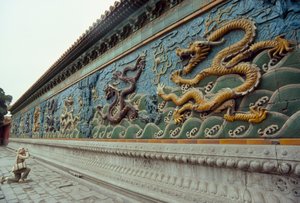Una donna fotografa lo Schermo dei Nove Draghi, Parco Beihai, Pechino, Repubblica Popolare Cinese da James L Stanfield