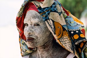 Una donna indossa crema di corteccia macinata mussiro per proteggere il viso dal sole. Mozambico da James L Stanfield