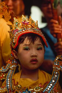 Un giovane devoto al Festival di Tabaung. Pagoda Shwe Dagon, Rangoon, Birmania.