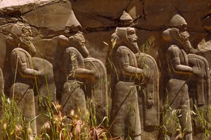 Bassorilievo di antichi guerrieri persiani all