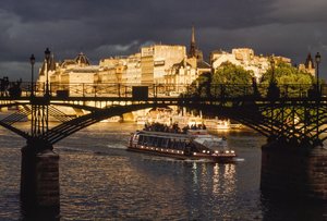 Nuvole scure sopra una barca che passa sotto il Pont des Arts. Fiume Senna, Pa... da James L Stanfield