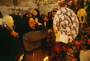Il dolore si riversa il Venerdì Santo mentre le donne piangono per i cari defunti. Olimbos, Karp...