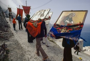 Le icone vengono processate dalla chiesa ortodossa principale al cimitero. Olimbos, Karapt...