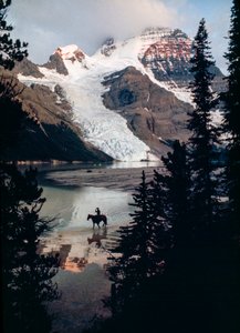 Cavaliere solitario riflette sul lago alla base della vetta più alta del Canada. Monte Robson da James L Stanfield