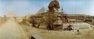 Panorama dei restauratori che lavorano per ricostruire la base della Grande Sfinge d