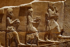 Scultura in rilievo di uomini che portano offerte sui muri di Persepoli. Persepoli, Iran da James L Stanfield