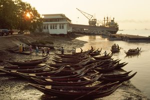 Sampan affollano la spiaggia fangosa al molo di Nantira. Molo di Nantira, Rangoon, Birmania. da James L Stanfield