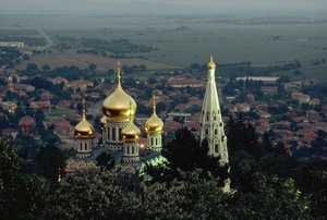 La Chiesa Memoriale di Shipka solleva cupole dorate sopra la valle da James L Stanfield