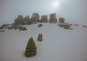Statua di un dio che sbircia sopra una coperta di neve a Nemrud Dagh. Nemrud Dagh, Turchia. da James L Stanfield