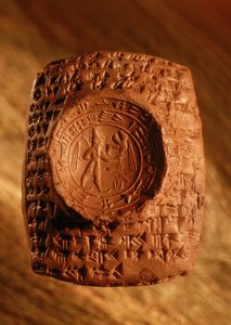 Durante lo scavo è stato scoperto questo sigillo di lettera da Ugarit con cuneiforme e figure
