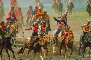 Giovani in una corsa di cavalli a un festival estivo vicino a Ulaanbaatar da James L Stanfield