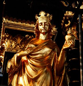 Carità, una delle quattro virtù cristiane dalla torre del baldacchino del Memoriale di Albert, completata nel 1876 da James Redfern