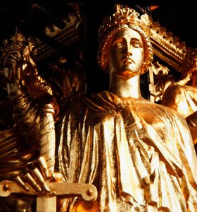 Giustizia, una delle quattro virtù cardinali dalla torre del baldacchino dell
