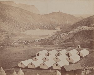 Campo con Capanna e Porto di Balaclava in Distanza da James Robertson