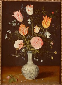 Tulipani, rose, non ti scordar di me e altri fiori in un vaso blu e bianco della tarda dinastia Ming