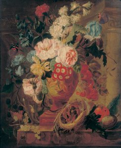 Fiori in un vaso di terracotta decorato con putti, con frutti, farfalle, un moscone, una lumaca, un ragno e quattro pulcini in un nido su un cornicione