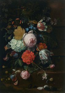 Un bouquet di peonie, tulipani, rose e altri fiori su un davanzale, con farfalle, una lumaca e uno scarabeo