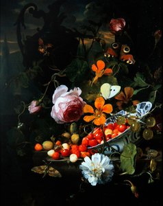 Natura morta di fragole in una ciotola e fiori