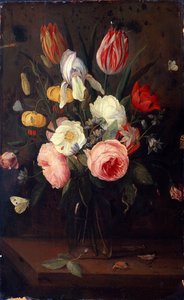 Rose, tulipani e altri fiori in un vaso di vetro, con insetti, su un tavolo