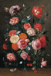 Rose, garofani, gloria mattutina, un papavero e un rametto di ciliegie in un vaso di vetro, una parete marrone, una punta d