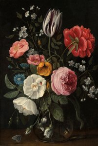 Rose, un tulipano, una peonia, un fiore di ciliegio e un centauro in un vaso di vetro su un davanzale