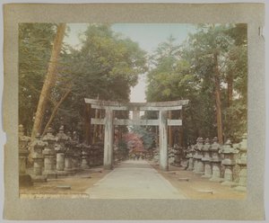 Ingresso a un tempio nel parco di Uyeno, Tokyo, Giappone da Japanese Photographer