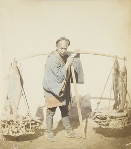 Pescatore con la sua cattura da Japanese Photographer