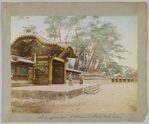 Porta del Tempio del 6° Shogun, Parco Shiba, Tokyo, Giappone (foto b/n colorata a mano) da Japanese Photographer