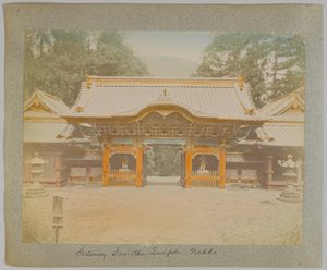 Portale del tempio di Jemitsu, Nikko, Giappone (foto b/n colorata a mano)