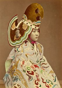 Ragazza giapponese in costume tradizionale, c.1880 da Japanese Photographer