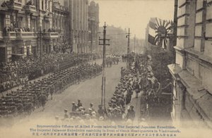 Truppe giapponesi che marciano davanti al quartier generale ceco, Vladivostok, Guerra civile russa, c1919 da Japanese Photographer
